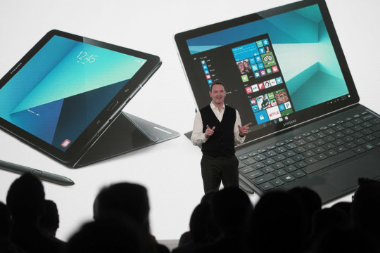 삼성전자는 MWC 개막 하루 전인 26일(현지시간) 스페인 바르셀로나 까탈루냐 콩그레스 센터에서 프레스 콘퍼런스를 열고 갤럭시탭S3와 갤럭시북 2종을 공개했다. 삼성전자 유럽법인 데이비드 로우스 전무가 갤럭시탭S3와 갤럭시북을 소개하고 있다.  삼성전자 제공